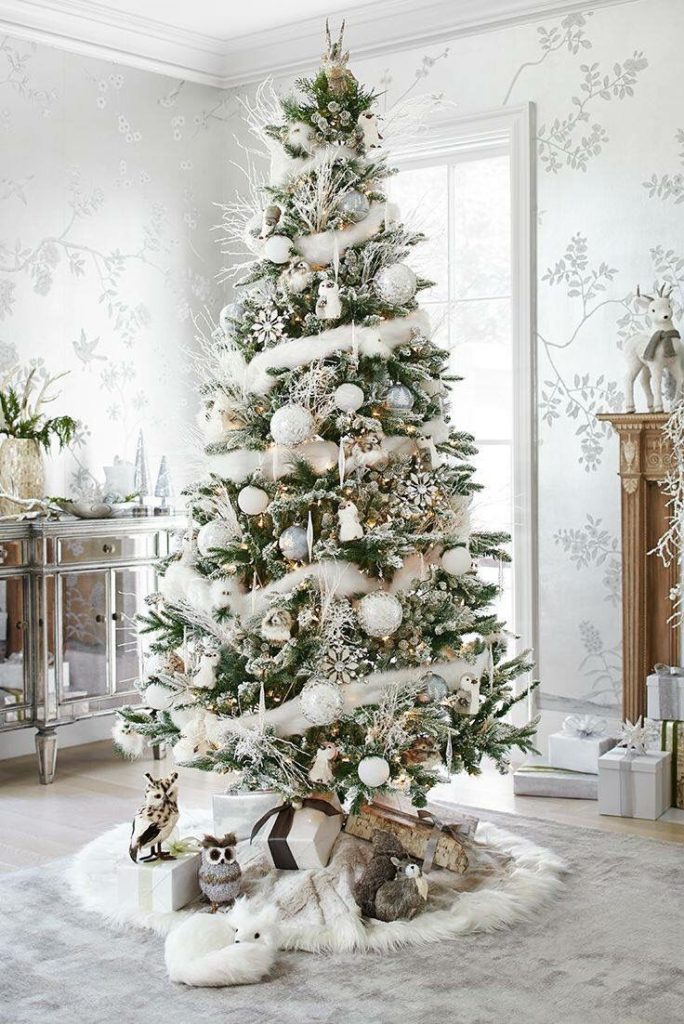 christmas-tree-with-white-decoration