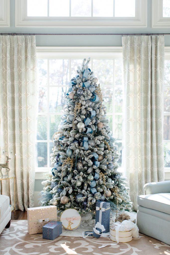 christmas-trees-blue-and-gold-decoration-2