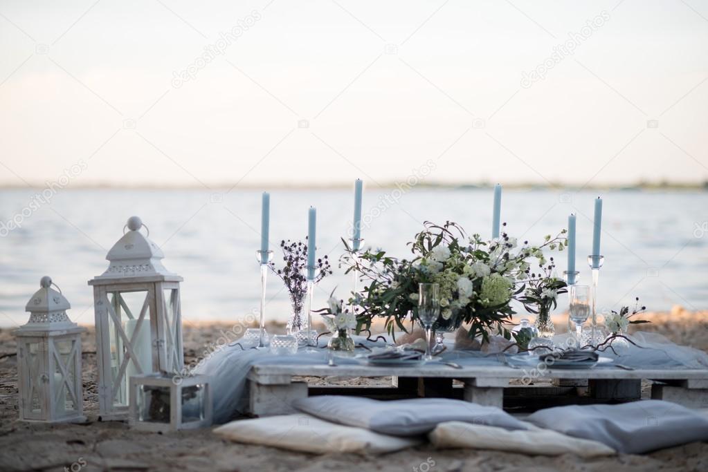 depositphotos_122924778-stock-photo-accessories-at-the-wedding-table
