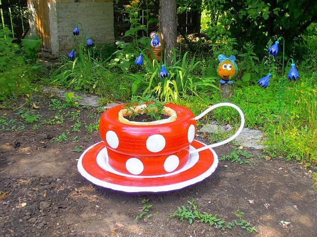 recycle-tires-garden-decor-ideas-coffee-cup-flower-bed
