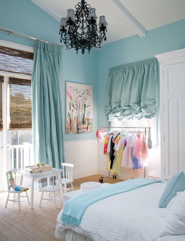 schlafzimmer-wandfarbe-blau-mintgrün-vorhänge-türkis-gardine-blickdicht