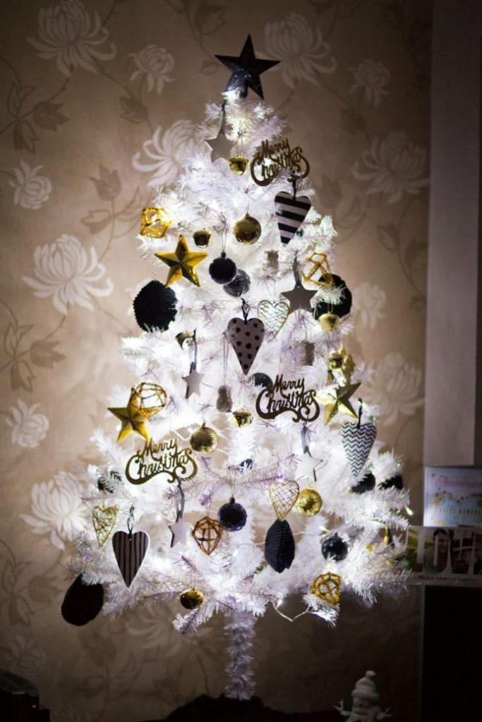white-Christmas-tree-with-black-and-gold-decoration