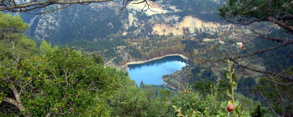 Δείτε ποια είναι η λίμνη της Πελοποννήσου που κρύβει δύο χωριά στο βυθό της! [εικόνες]