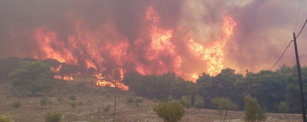 Σε εξέλιξη πολύ μεγάλη και επικίνδυνη φωτιά στις Κεχριές – Η φωτιά έχει ξεφύγει και κινδυνεύει το στρατόπεδο και σπίτια   – Εκκενώνονται οικισμοί 
