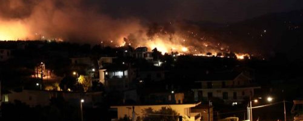 Ολονύχτια μάχη με τις φωτιές – 6 μέτωπα στην Κορινθία ( φωτο -βίντεο)