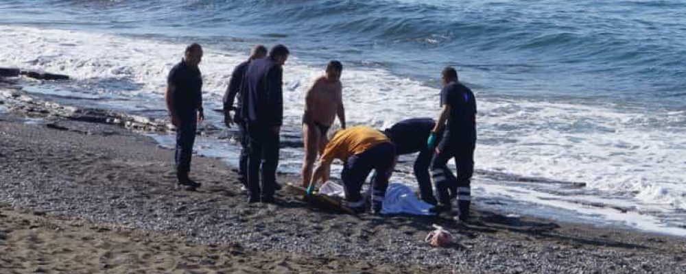 Πτώμα άνδρα  βρέθηκε γυμνό  μεταξύ  παραλίας  Ποσειδωνίας  και Λουτρακίου