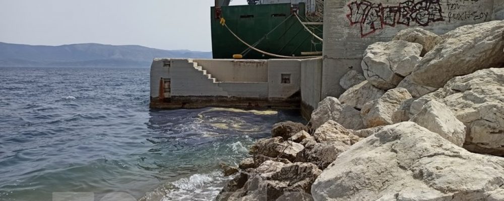 Η παραδεισένια παραλία της «Αγάπης» στο Λουτράκι μετατράπηκε σε «περιβαλλοντική βόμβα»