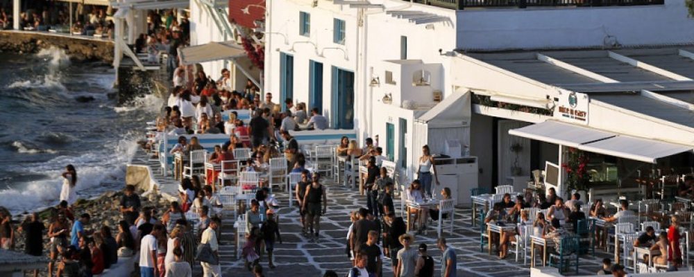 60.000 Βρετανοί σε αγώνα δρόμου για να φύγουν από τα 7 ελληνικά νησιά που μπήκαν στην «κόκκινη λίστα»
