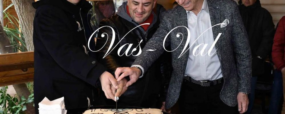 Το mercendes taxi club.gr κόβει την πρωτοχρονιάτικη πίτα του στο  SEA & SUN