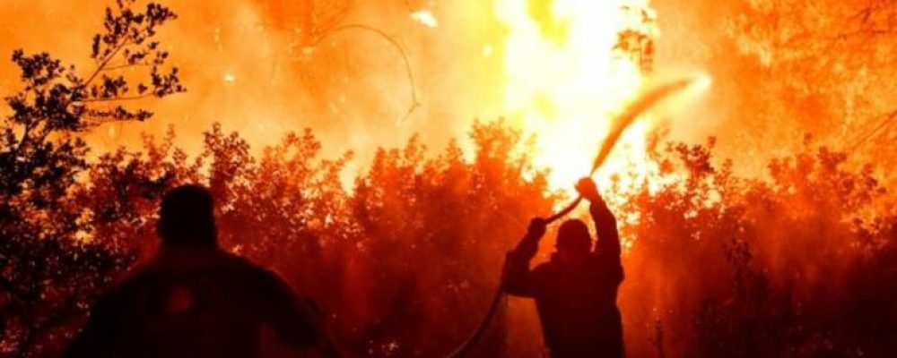 Μεγάλη φωτιά τώρα στο Λουτράκι  –  Κίνδυνος επέκτασης λόγω ισχυρών ανέμων