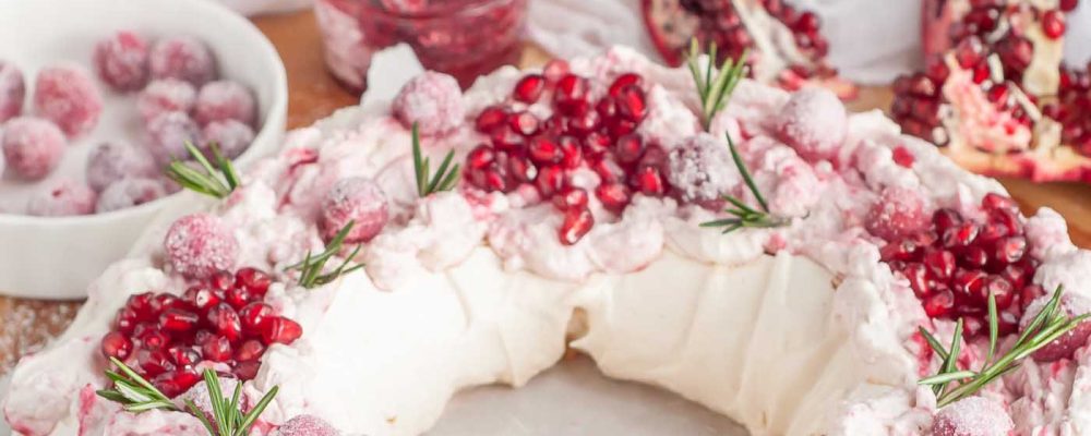 Το γλυκό των Χριστουγέννων: Πάβλοβα με κρέμα μασκαρπόνε, ζαχαρωμένα cranberries και ρόδι!