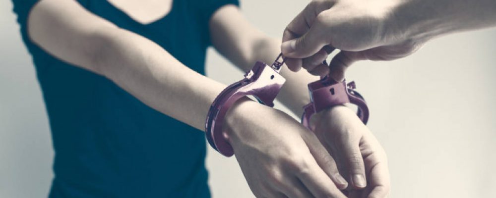 Συνελήφθη γυναίκα στο ξυλόκαστρο για ανθρωποκτονία – αμέλεια – πλαστογραφία και απάτη