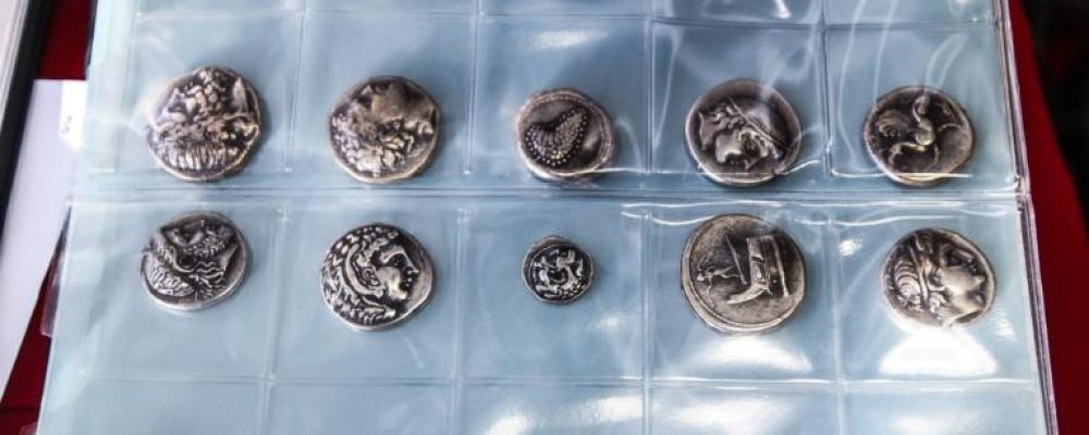 Κόρινθος: Είχε θάψει στο χωράφι του δεκάδες αρχαιότητες ανυπολόγιστης αξίας
