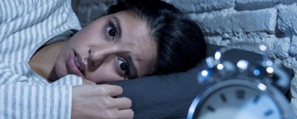Αϋπνία, η ύπουλη «παρενέργεια» της καραντίνας: Πώς επιδρούν οθόνες, διατροφή, ακινησία και άγχος – Tips αντιμετώπισης