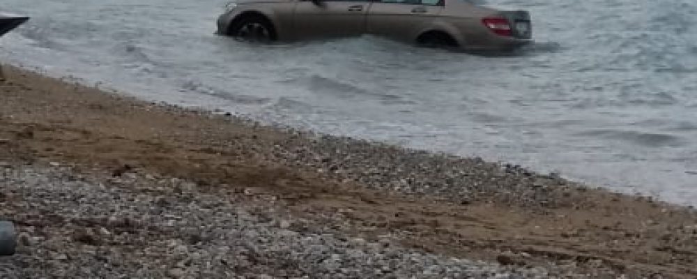 Λέχαιο:Ηλικιωμένος οδηγός πέφτει για δεύτερη φορά,  με πολυτελές αυτοκίνητο  στη θάλασσα !