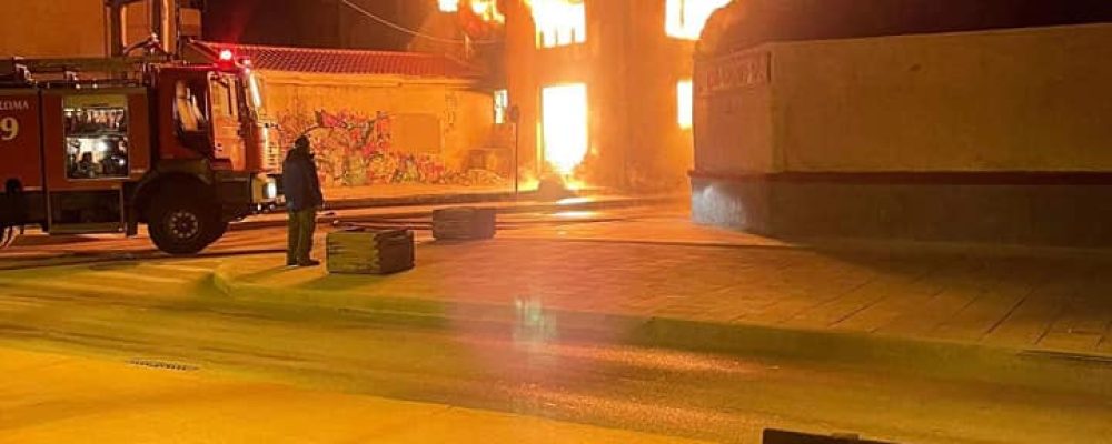 Για άγνωστους λόγους καίγεται το κτίριο του ΚΤΕΛ στο Ξυλόκαστρο-φωτο