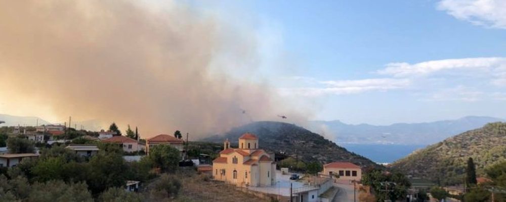 Η φωτιά κοντά στο Ρητό Κορινθίας… εκκένωση του Ρητού -φωτο