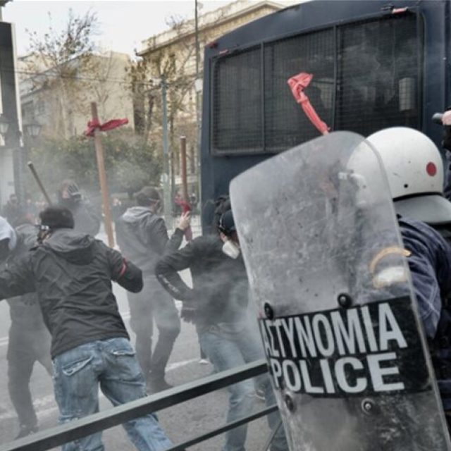 Τα ΜΑΤ έριξαν χημικά σε εκπαιδευτικούς, γονείς και μαθητές στο υπ. Παιδείας (ΦΩΤΟ)