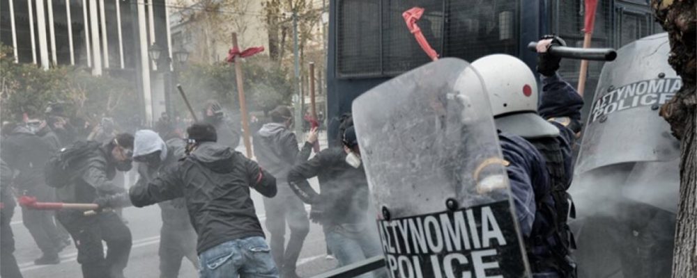 Τα ΜΑΤ έριξαν χημικά σε εκπαιδευτικούς, γονείς και μαθητές στο υπ. Παιδείας (ΦΩΤΟ)