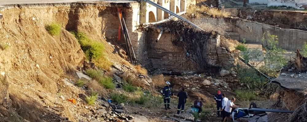 Κινέτα: Ένα ακόμα αυτοκίνητο έπεσε από την κατεστραμμένη γέφυρα της Πίκας -φωτο