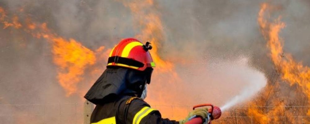 Τώρα  Φωτιά στο Λουτράκι: Ολονύχτια μάχη με τις φλόγες ανάμεσα σε Πίσια και Σχίνο – Σε πλήρη εξέλιξη η φωτιά