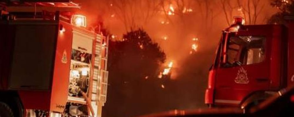 Μεγάλη φωτιά ΤΩΡΑ στο Σχίνο Κορινθίας – Κοντά σε οικισμό οι φλόγες – ΒΙΝΤΕΟ