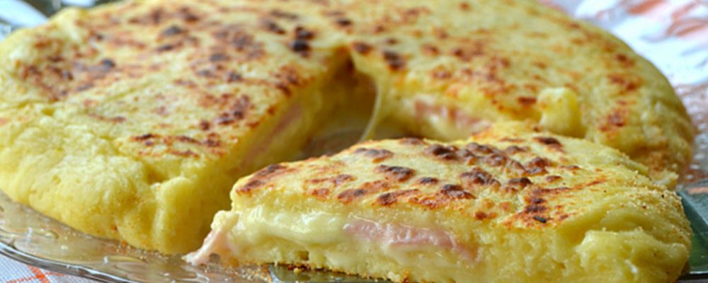Πρωτότυπη Πίτσα με αφράτη ζύμη πατάτας, γεμιστη με ζαμπόν και τυρί στο τηγάνι!
