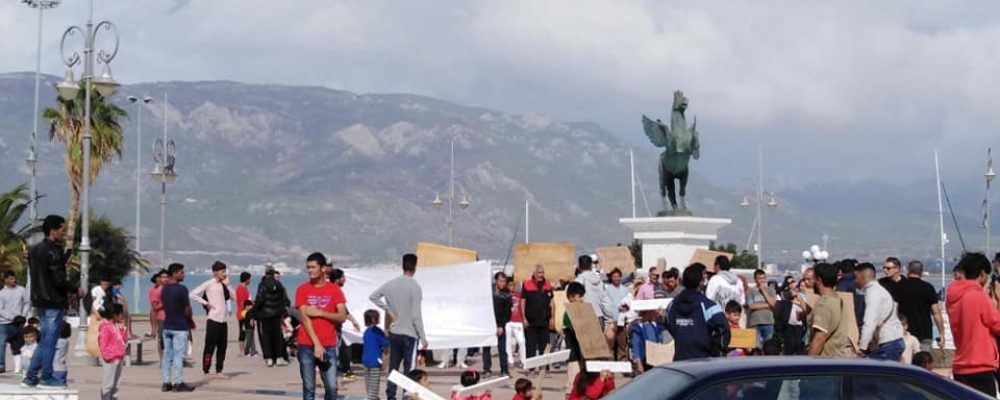 ΈΚΤΑΚΤΟ: Διαμαρτυρία    μεταναστών  στην πλατεία του Φλοίσβου στην Κόρινθο …( φωτογραφίες)