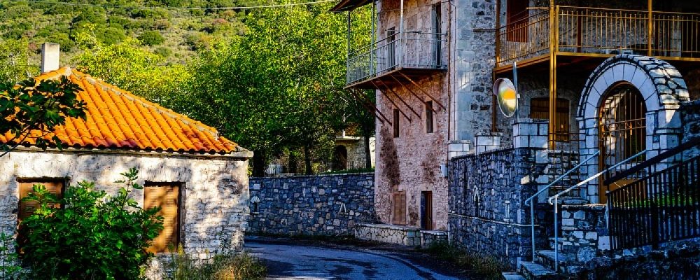 Δείτε το «παραμυθένιο» χωριό της Πελοποννήσου που είναι κρυμμένο μέσα στο πράσινο! [εικόνες]