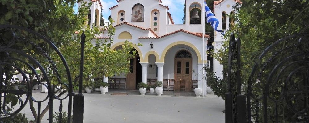 Παπάς με κορονοϊό έκανε αγιασμό σε Δημοτικό – Κινητοποίηση Τσιόδρα κλείσιμο εκκλησιών