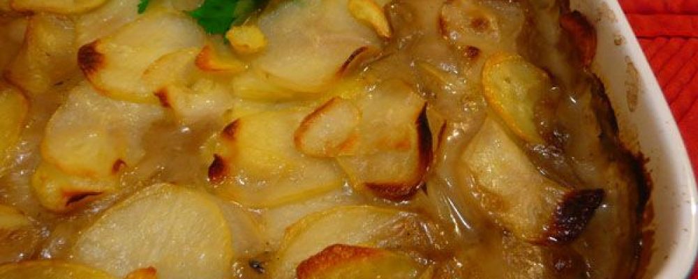 Παραδοσιακή αγιορείτικη συνταγή: Πατάτες στον φούρνο με αγριόπρασα ή μανιτάρια