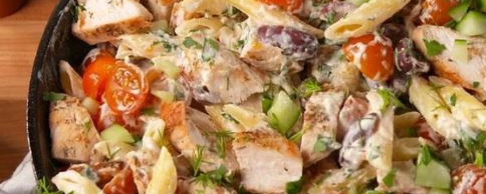 Καλοκαιρινή υπέροχη συνταγή: Πέννες με κοτόπουλο ελιές , ντοματίνια και κρεμώδη σάλτσα τυριών