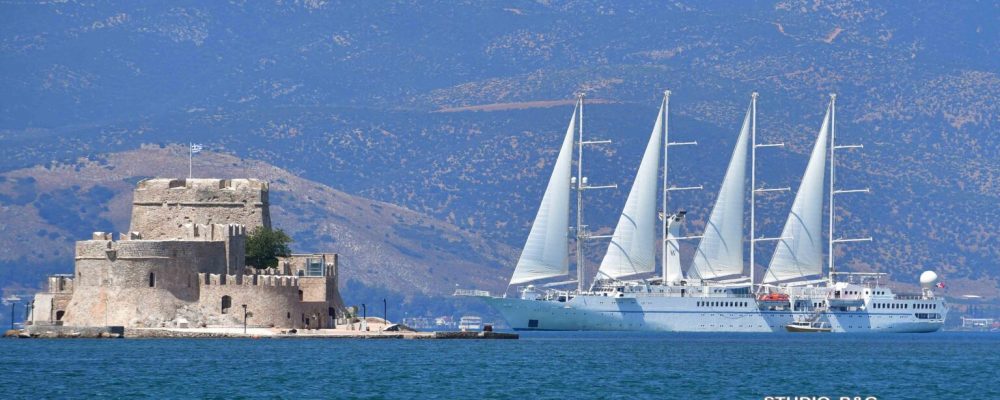 Ονειρική εικόνα με το τετρακάταρτο κρουαζιερόπλοιο στο Ναύπλιο…στην Κόρινθο έχουμε μείνει στα όνειρα-φωτο