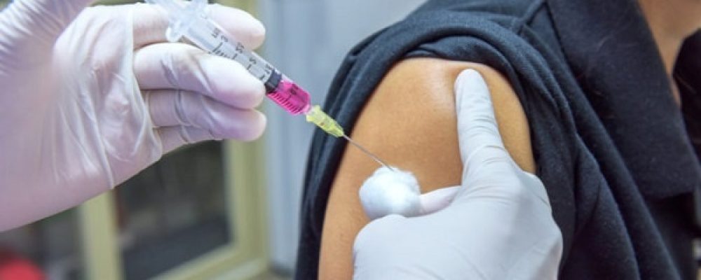 Ακυρώνεται αυτόματα η δεύτερη δόση εμβολιασμού για όσους νόσησαν