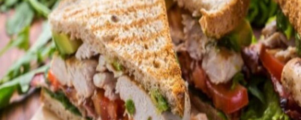 Το καλύτερο club sandwich με κοτόπουλο, μπέικον και αβοκάντο – Πώς θα το φτιάξεις;