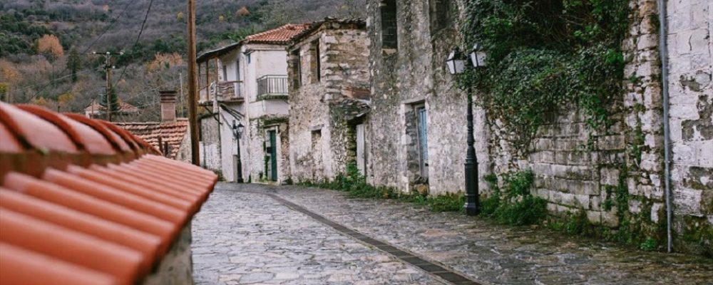 Το «άγνωστο» χωριό της Πελοποννήσου σε υψόμετρο 900 μέτρων… τόπος καταγωγής των Σ. Νιάρχου, Ντόλλης Γουλανδρή κ.α.!