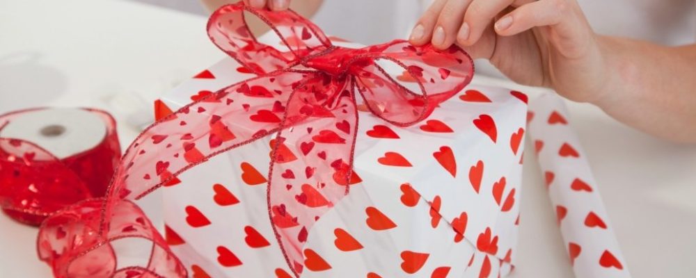 Άγιος Βαλεντίνος 2020: 10 δώρα που θα ενθουσιάσουν την κοπέλα σου!