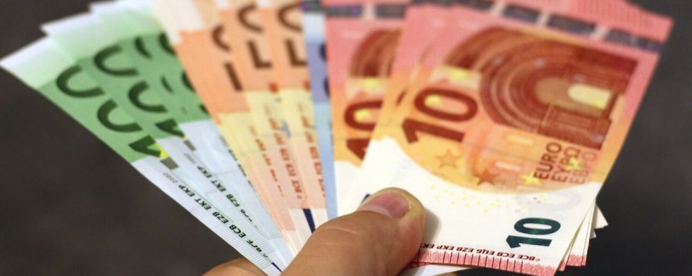 Έκτακτο βοήθημα 250 ευρώ: Κατατέθηκε η τροπολογία – Ποιοι οι δικαιούχοι