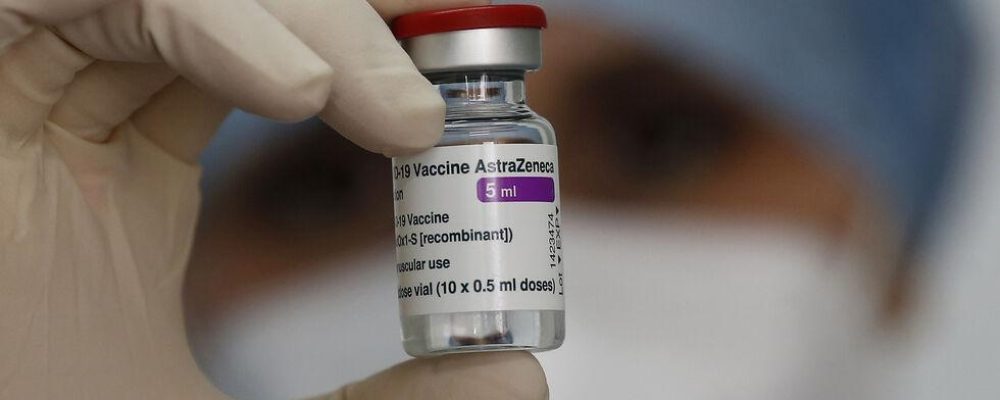 AstraZeneca: Τι συμβαίνει τελικά με το εμβόλιο; – Ποιες χώρες δείχνουν εμπιστοσύνη και ποιες το βάζουν στον «πάγο»