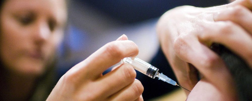 ΣΥΝΑΓΕΡΜΟΣ ΣΤΙΣ ΥΠΗΡΕΣΙΕΣ ΥΓΕΙΑΣ Το πρώτο σοβαρό κρούσμα γρίπης στην Ελλάδα – Ποιοι, πότε και πώς πρέπει να κάνουν αντιγριπικό εμβόλιο