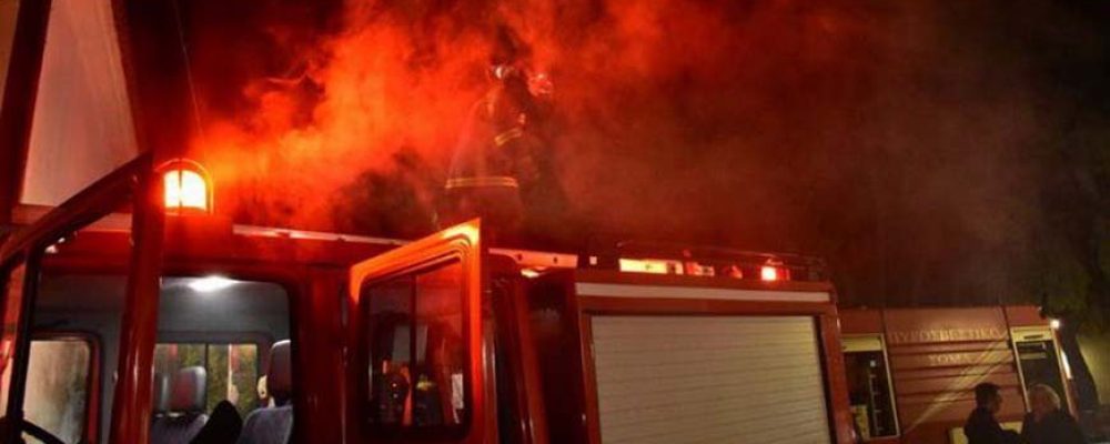 Τώρα: Καίει ακόμα η φωτιά με τους τοξικούς καπνούς στο Πεδίο βολής στην Κόρινθο