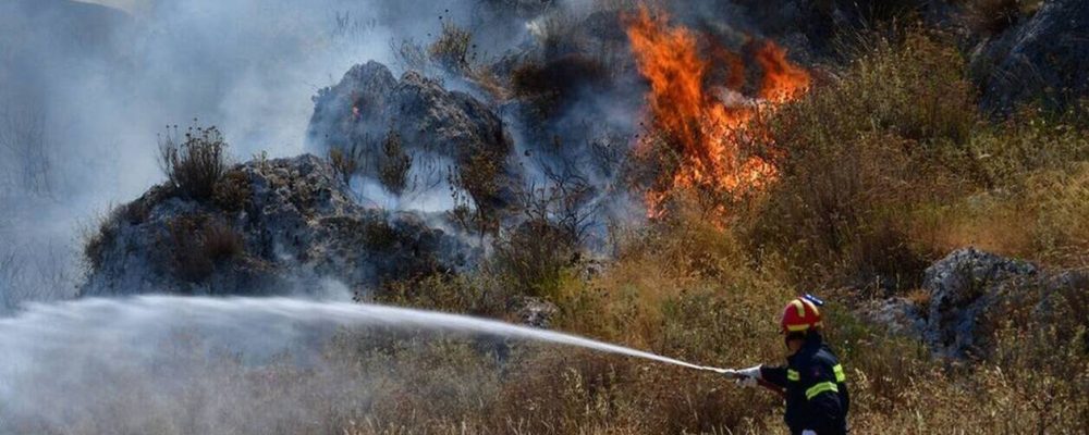 Καίγεται η Κορινθία : Μετά την εκκένωση στο Ρυτό , εκκενώνεται η περιοχή των Αθικίων