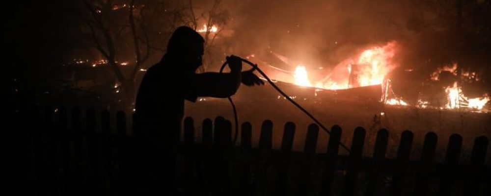Εικόνες ανυπολόγιστης καταστροφής από τις πυρκαγιές – Ρίψεις νερού από εναέρια μέσα σε Βαρυμπόμπη, Μεσσηνία και Ανατολική Μάνη