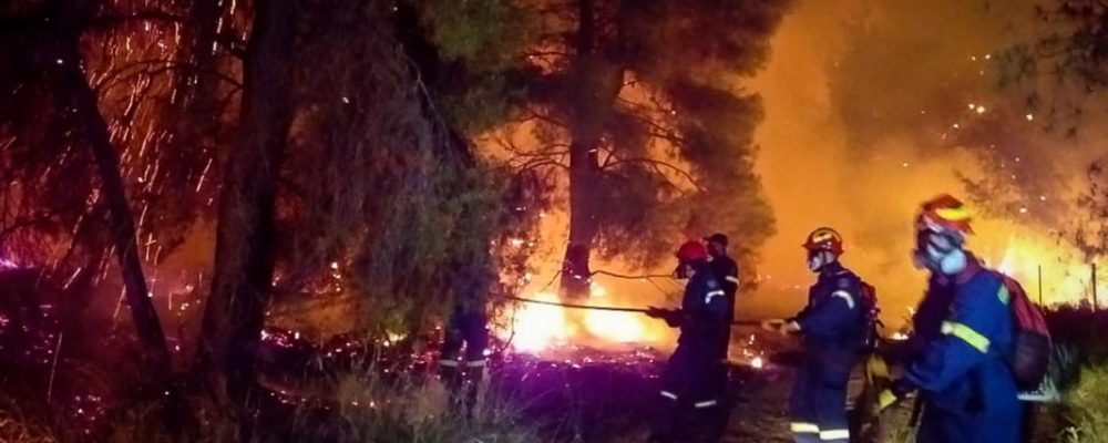 Μαίνεται η μεγάλη πυρκαγιά στον Σχίνο Κορινθίας – Εκκενώσεις οικισμών, ζημιές σε σπίτια