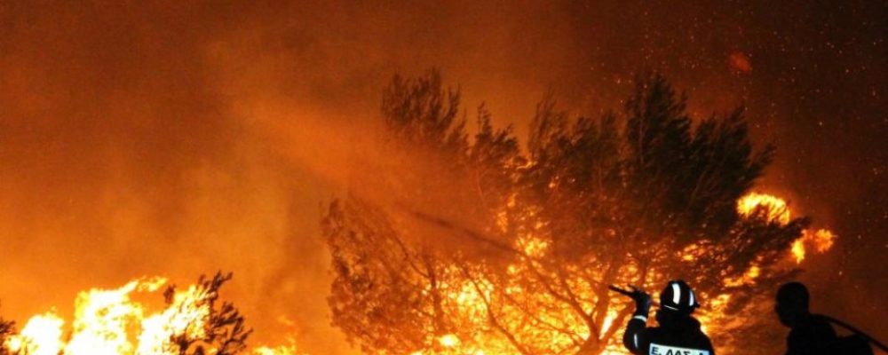 Μεγάλη πυρκαγιά στα Πίσια – Επιχείρηση κατάσβεσης μέσα στη νύχτα