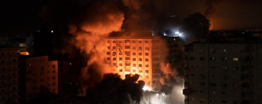 Με αμείωτη ένταση συνεχίστηκαν τη νύχτα οι φονικοί βομβαρδισμοί στη Γάζα – Στους 35 οι νεκροί