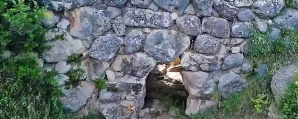 Στην Πελοπόννησο βρίσκεται το αρχαιότερο γεφύρι της Ευρώπης και χρησιμοποιείται κανονικά! Δείτε τους 3 μύθους που «συνοδεύουν» το γεφύρι…