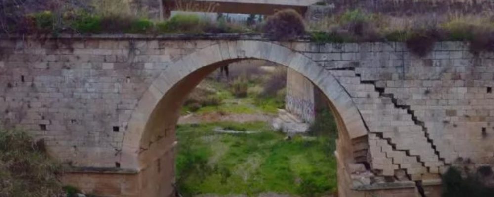 Η ιστορική πέτρινη γέφυρα  που ένωνε την Κόρινθο με το Άργος   καταρρέει αβοήθητη ! (Βίντεο)