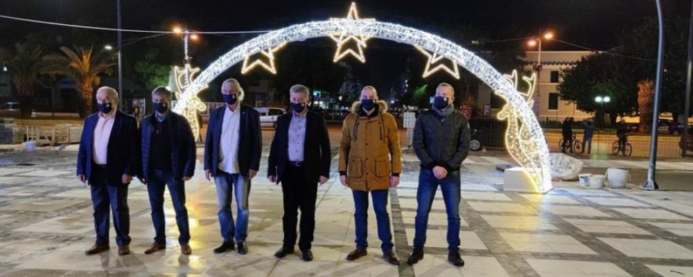 Με μία σεμνή τελετή ο Δήμος Κορινθίων άναψε το Χριστουγεννιάτικο δέντρο του-φωτο-βίντεο