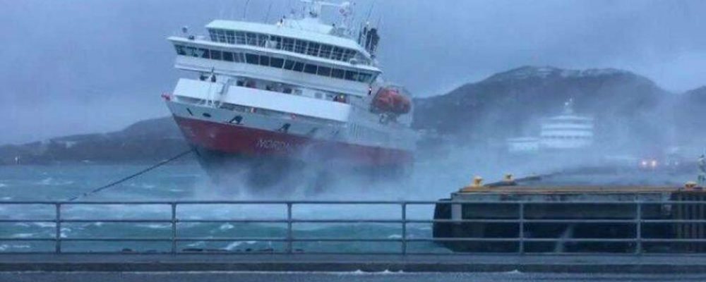 Μήλος: Πλοίο με 160 επιβάτες δεν μπορεί να δέσει στο λιμάνι από τις δυσμενείς καιρικές συνθήκες